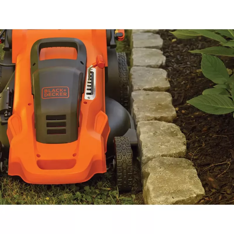 Aizmuģējamais zāles pļāvējs Black & Decker LM2000-QS