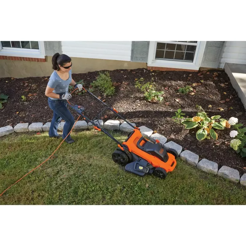 Aizmuģējamais zāles pļāvējs Black & Decker LM2000-QS