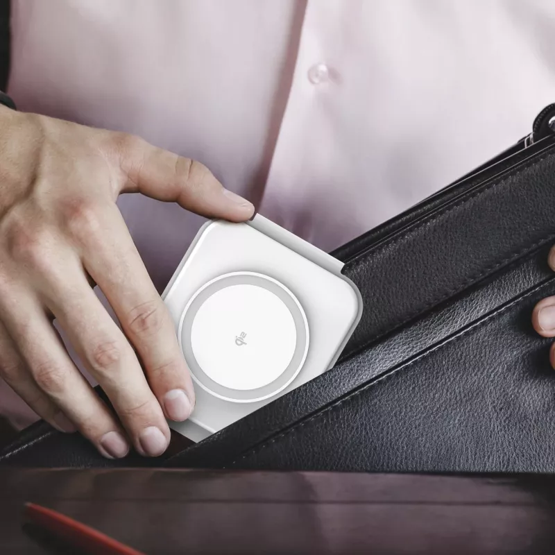 j5create Qi2 3-in-1 magnētiskā ceļojumu bezvadu uzlādes stacija, iekštelpām, USB ātrā uzlāde, balta
