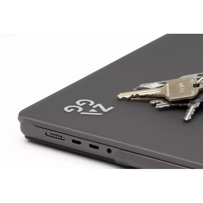 Cietais vāciņš Zagg MacBook Pro 13 M2/M1 (20) — Smoke apdare, aizsargājošs apvalks