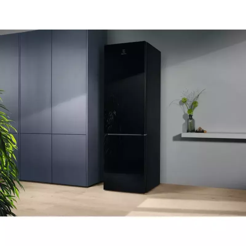 Electrolux LNT7ME36K2 ledusskapis-saldētava, 367 l (ledusskapis 266 l, saldētava 101 l), saldētava apakšā, No Frost, enerģijas klase E, melns