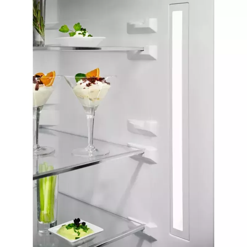 Electrolux LNT7ME36K2 ledusskapis-saldētava, 367 l (ledusskapis 266 l, saldētava 101 l), saldētava apakšā, No Frost, enerģijas klase E, melns