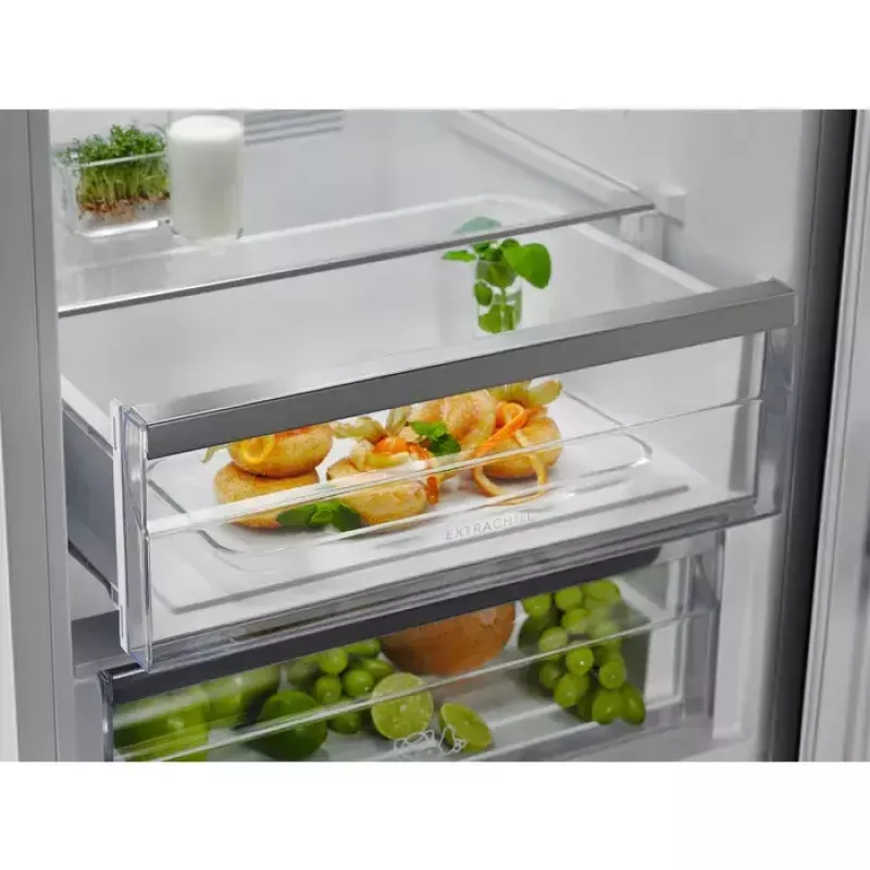 Electrolux LNT7ME36K2 ledusskapis-saldētava, 367 l (ledusskapis 266 l, saldētava 101 l), saldētava apakšā, No Frost, enerģijas klase E, melns