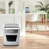 Papīra smalcinātājs LEITZ IQ Autofeed Small Office50 P4 — mikrošķērsgriezums 4x28 mm, 50 lapu automātiskā padeve, 22 cm ievade, 20 L grozs