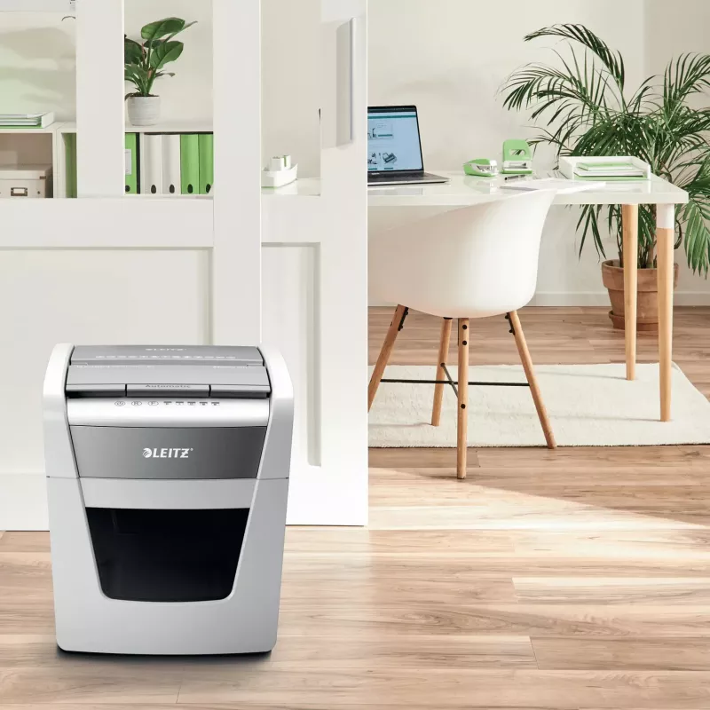 Papīra smalcinātājs LEITZ IQ Autofeed Small Office50 P4 — mikrošķērsgriezums 4x28 mm, 50 lapu automātiskā padeve, 22 cm ievade, 20 L grozs