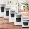 Papīra smalcinātājs LEITZ IQ Autofeed Small Office50 P4 — mikrošķērsgriezums 4x28 mm, 50 lapu automātiskā padeve, 22 cm ievade, 20 L grozs