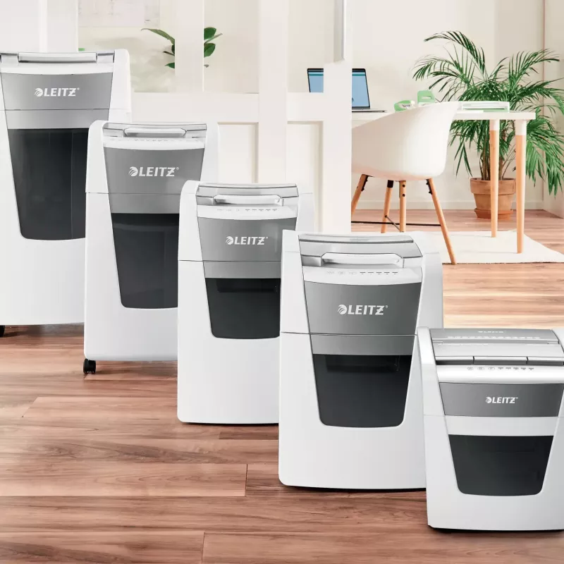 Papīra smalcinātājs LEITZ IQ Autofeed Small Office50 P4 — mikrošķērsgriezums 4x28 mm, 50 lapu automātiskā padeve, 22 cm ievade, 20 L grozs