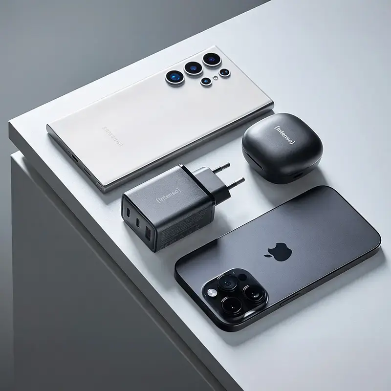 Strāvas adapteris Intenso W65ACC ar USB-C un USB-A portiem, melns
