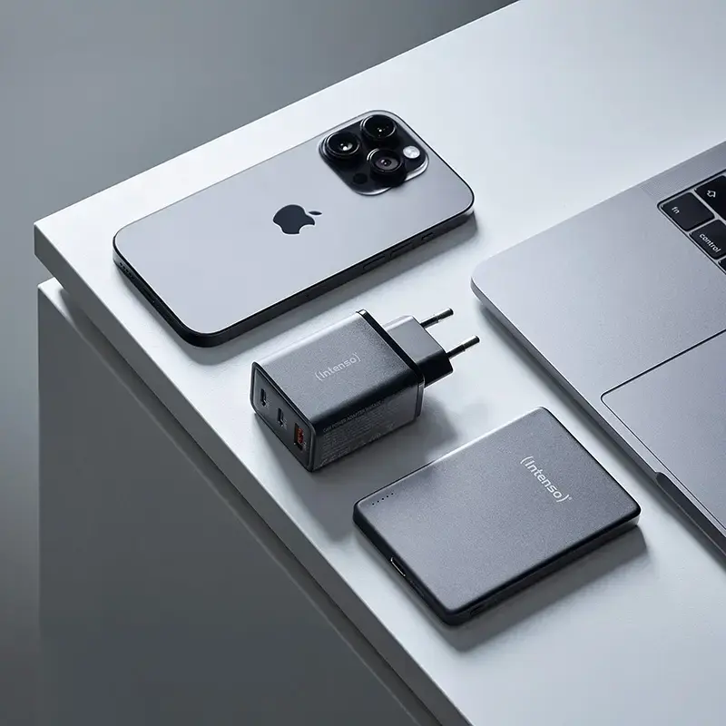 Strāvas adapteris Intenso W65ACC ar USB-C un USB-A portiem, melns