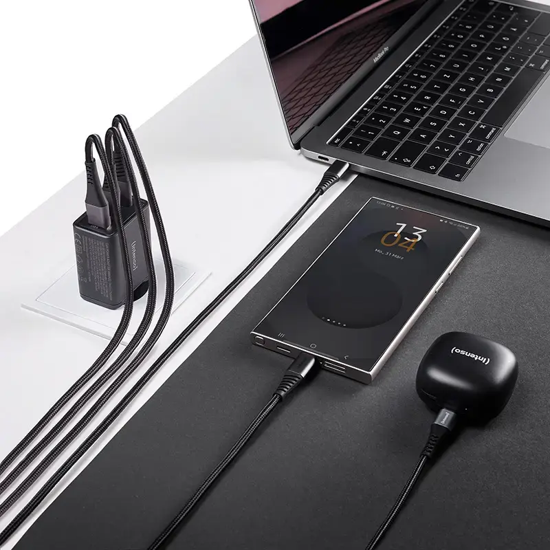 Strāvas adapteris Intenso W65ACC ar USB-C un USB-A portiem, melns