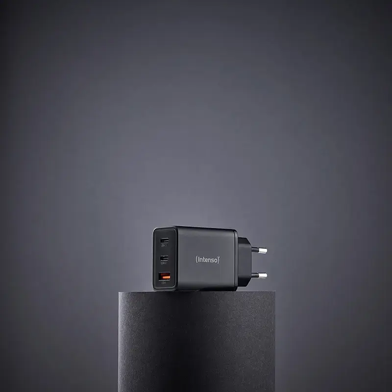 Strāvas adapteris Intenso W65ACC ar USB-C un USB-A portiem, melns