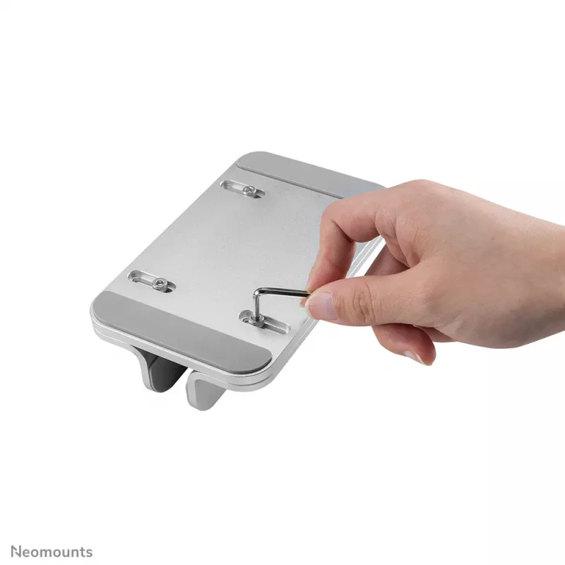 Neomounts NSLS300SILVER vertikāls portatīvā datora turētājs, 11–17 collas, līdz 5 kg, alumīnijs, augstuma regulēšana 42 mm, platuma regulēšana 150 mm, dziļuma regulēšana 92 mm, sudraba krāsas