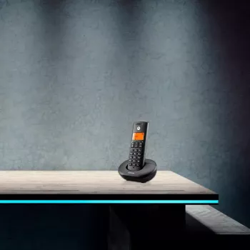 Bezvadu DECT telefons MOTOROLA E201 — klausule ar brīvroku režīmu, līdz 50 reģistrācijām