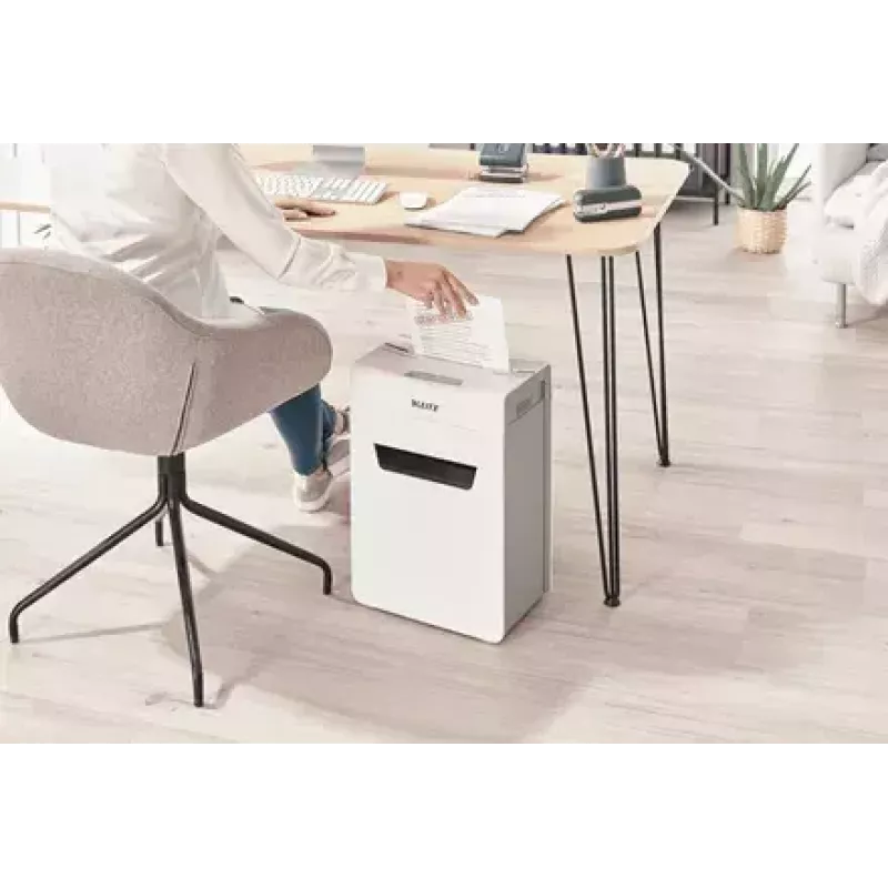 Papīra smalcinātājs LEITZ IQ Protect Premium 6M P5 — mikrošķiedru griezums, 18 L, skārienvadība, 351×204×355 mm