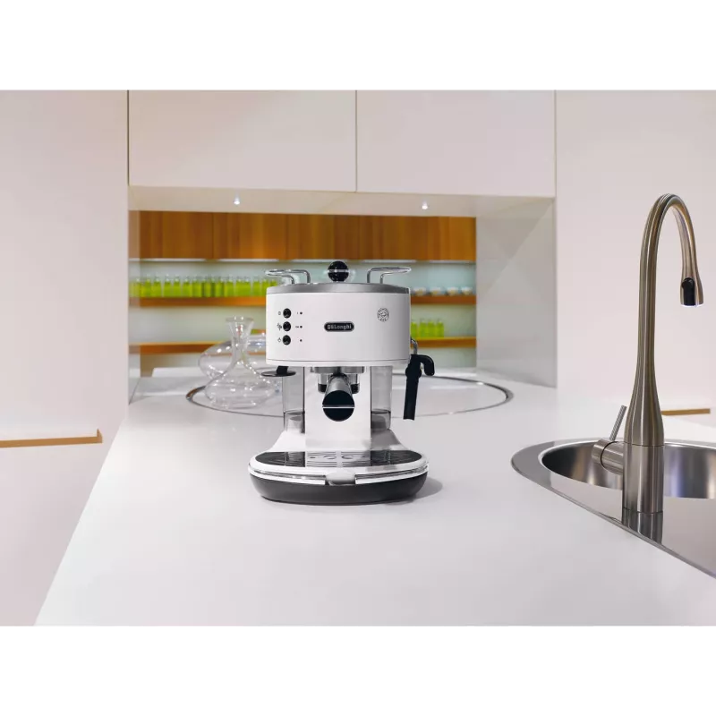Espresso automāts De’Longhi ECO 311.W — manuāls, 15 bāri, 1.4 L ūdens tvertne, 2 krūzēm, siltuma uzturēšana, darba virsmas