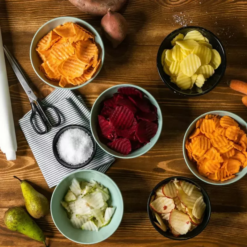 Gaļasmaļķieris SMAPP 490.81 BALTS - 2200 W, 1 ātrums, 2.7 kg/min, 3 sietiņi, rīvēšanas uzgalis