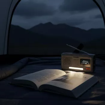 Portatīvais uztīšanas radio Marmitek RESQ 100 — DAB/DAB+/FM, 3 W, LCD, USB-C, 3.5 mm ligzda, gaiši pelēks