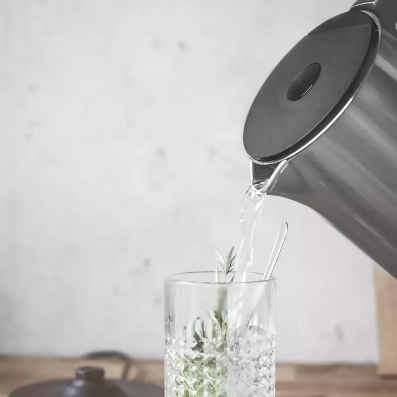Elektriskā tējkanna GASTROBACK Design Cool Touch 1.5 L 2200 W, Nerūsējošais tērauds/Melns