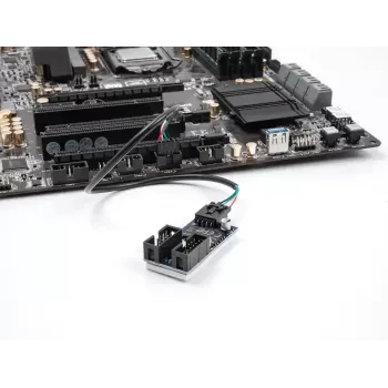 Iekšējais USB kabelis DELOCK 83025 — USB 2.0 4-pin uz 10-pin, 0,03 m, melns