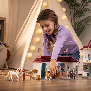 schleich HORSE CLUB Lakeside Country House and Stable - Māja ar stalli, Zirgi, 5+ gadi, Daudzkrāsains
