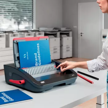 GBC CombBind® CB25E Elektriskā caurumošanas un iesiešanas iekārta, 390 loksnes, Melna, Sarkana