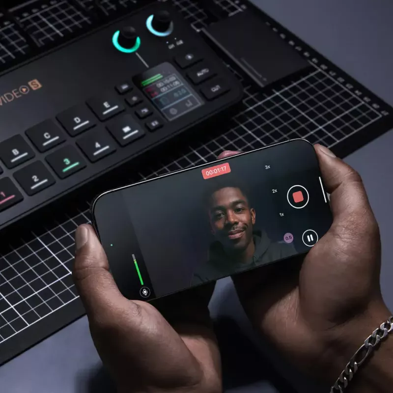 Daudzkanālu podkāstu un tiešraides producēšanas konsole Rode RodeCaster Video S RCVS-E — skārienekrāns, Wi‑Fi, Bluetooth 5.3, 5x USB-C, 3x HDMI ieeja, 1x HDMI izeja, microSD