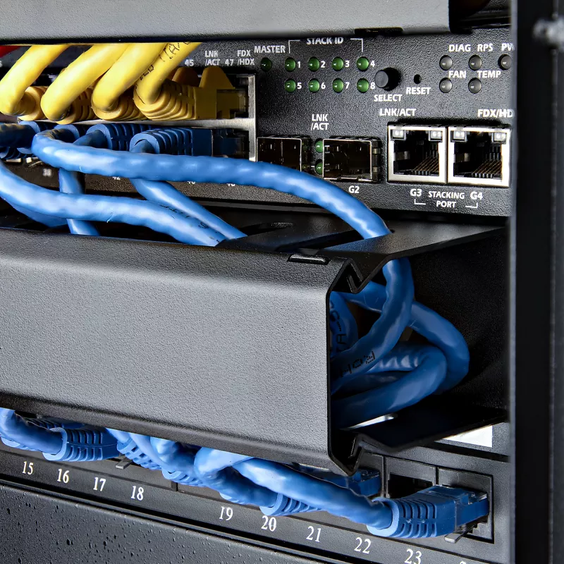 StarTech.com horizontālais 1U kabeļu pārvaldības panelis ar vāku - 19 collu kabeļu kanāls