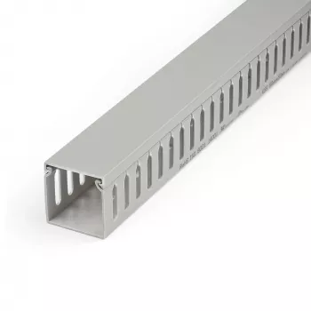 StarTech.com Atvērtā sprauga kabeļu pārvaldības kanāls ar vāku, 2 collas (50 mm) P x 2 collas (50 mm) A - 6,5 pēdas (2 m) garums - 1/4 collas (8 mm) spraugas, PVC tīkla kabeļu slēpnis/sienas vadu kanāls, līdz 80 kabeļiem, UL sertificēts