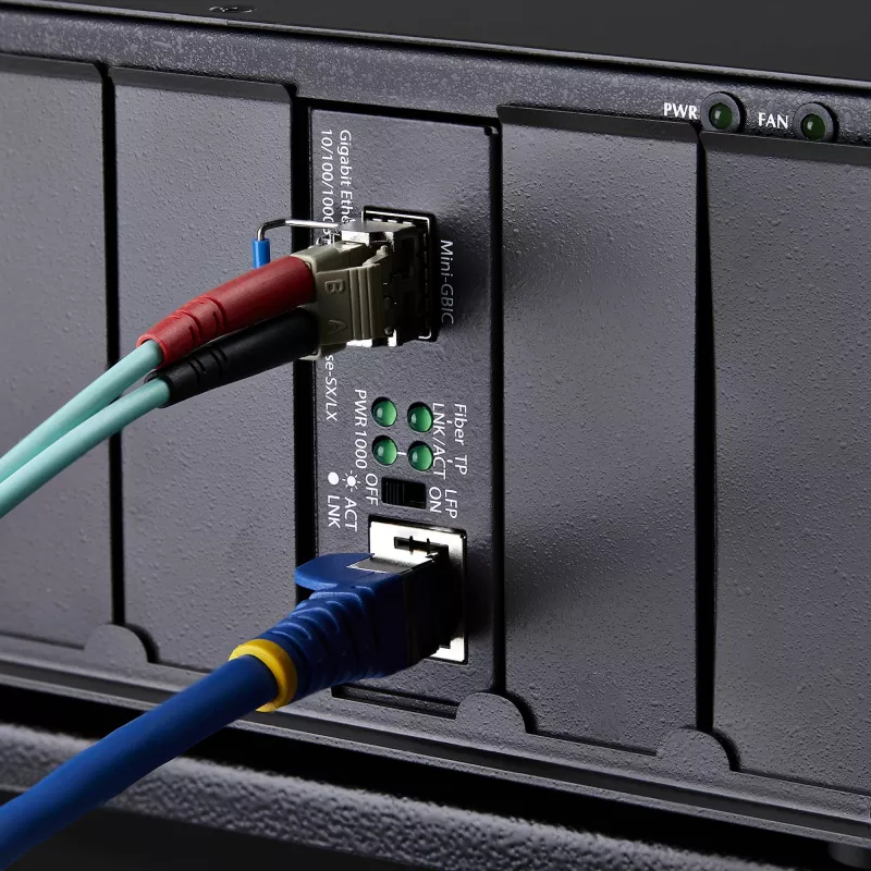 StarTech.com Gigabit Ethernet vara-uz-šķiedru pārveidotājs, SM LC, 20km, 10/100/1000 Mbps, RJ45 uz LC, pilns metāls, 9K Jumbo Frames, TAA atbilstošs