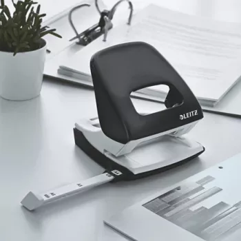 Leitz WOW 5008 metāla caurumotājs 2 caurumi / 30 lapām, melns/balts