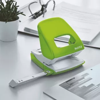 Leitz WOW 5008 metāla caurumotājs 2 caurumi / 30 lapām, zaļš