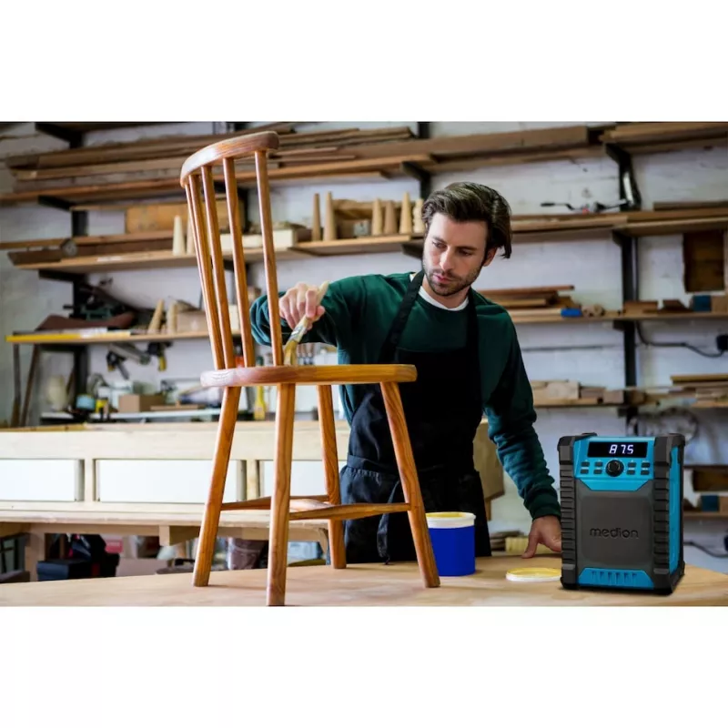 Pārnēsājamais digitālais radio MEDION LIFE E65895 (MD 43895) — PLL uztvērējs, 10 W RMS, LCD, Bluetooth 10 m, IP54, ārējā antena, melns/zils