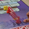 Monopoly Knockout Ģimenes ballīšu spēle, ātri spēlējama galda spēle no 8 gadiem, 2-8 spēlētājiem, 20 minūtes