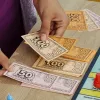 Monopoly Knockout Ģimenes ballīšu spēle, ātri spēlējama galda spēle no 8 gadiem, 2-8 spēlētājiem, 20 minūtes
