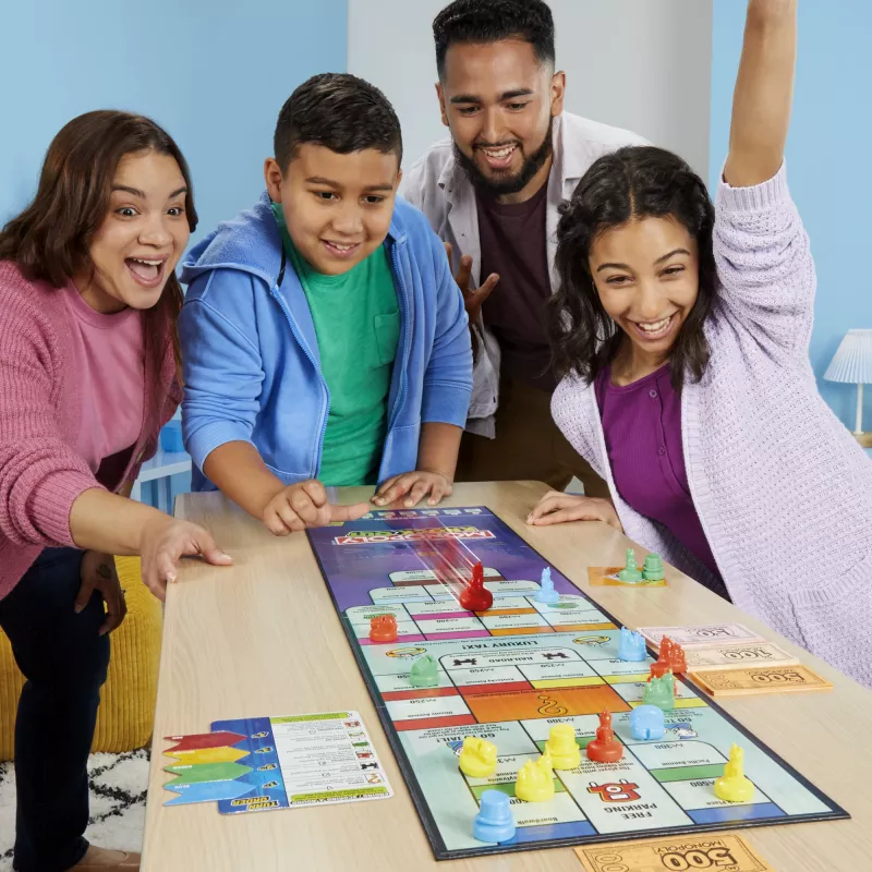 Monopoly Knockout Ģimenes ballīšu spēle, ātri spēlējama galda spēle no 8 gadiem, 2-8 spēlētājiem, 20 minūtes