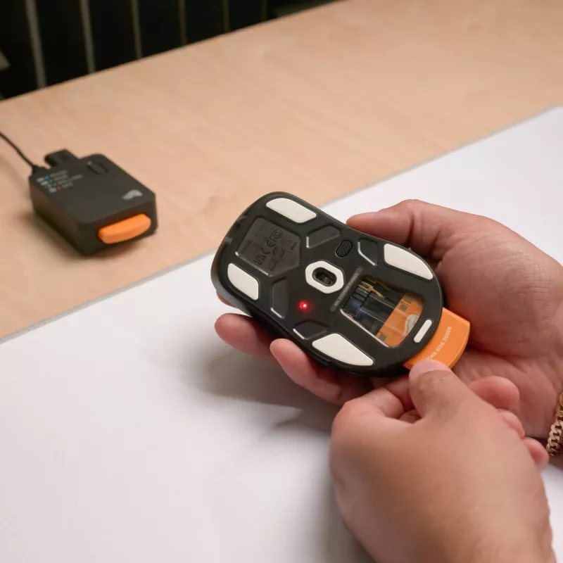 Glorious Gaming Model D3 Wireless Gaming Mouse - InfinitePlay Maināmo Akumulatoru Sistēma, 8k Polling, 130M Klikšķu Optiskie Slēdži, Īpaši Viegls 69g, 30K DPI Optiskais Sensors, RGB - Melns