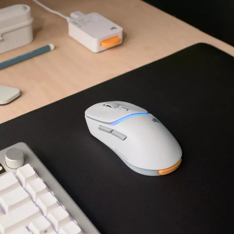 Glorious Gaming Model D3 Wireless Gaming Pele - InfinitePlay Maināmo Akumulatoru Sistēma, 8k Polling, 130M Klikšķu Optiskie Slēdži, Īpaši Viegls 69g, 30K DPI Optiskais Sensors, RGB - Balta