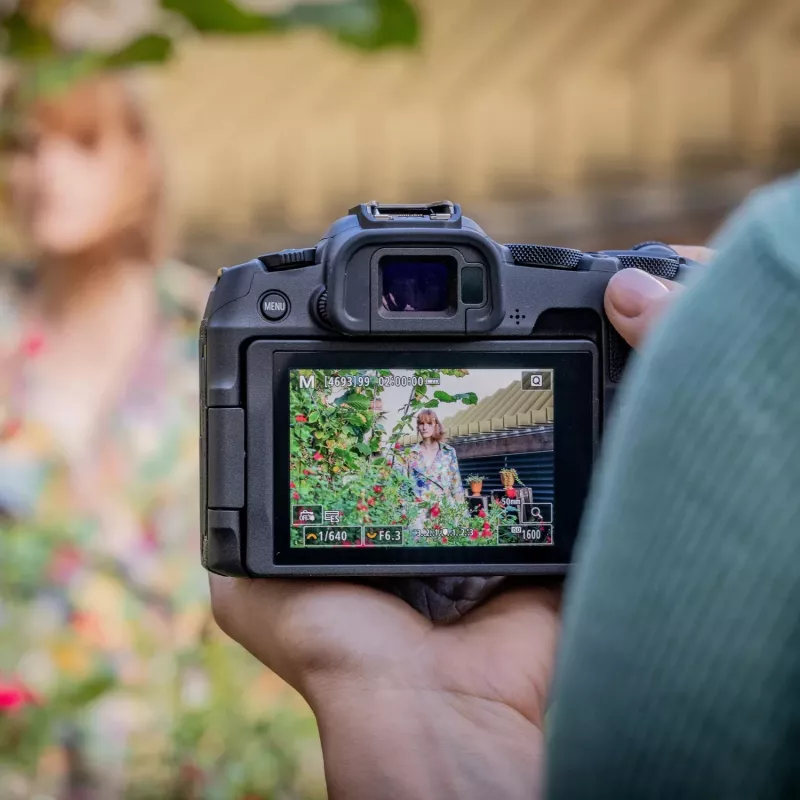 Canon EOS R8 + RF 24-105mm F4-7.1 IS STM bezspoguļa kamera 24.2 MP CMOS 6000 x 4000 pikseļi Melna