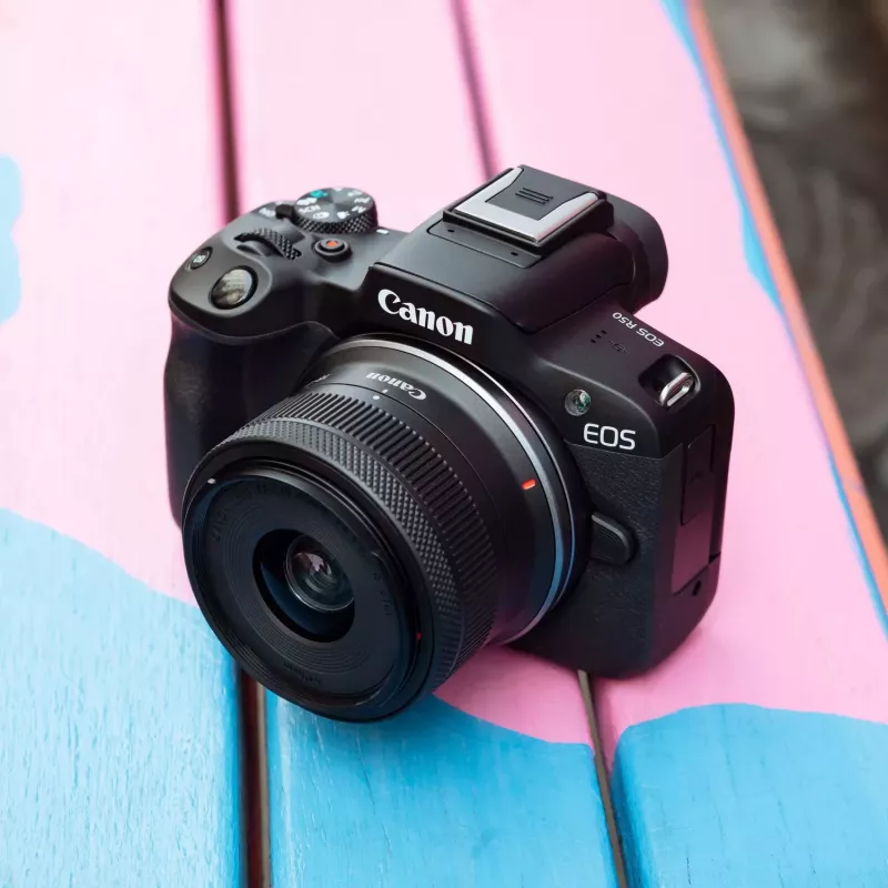 Canon EOS R50 bezspoguļu kameras komplekts ar RF-S 18-45mm un RF 75-300mm objektīviem