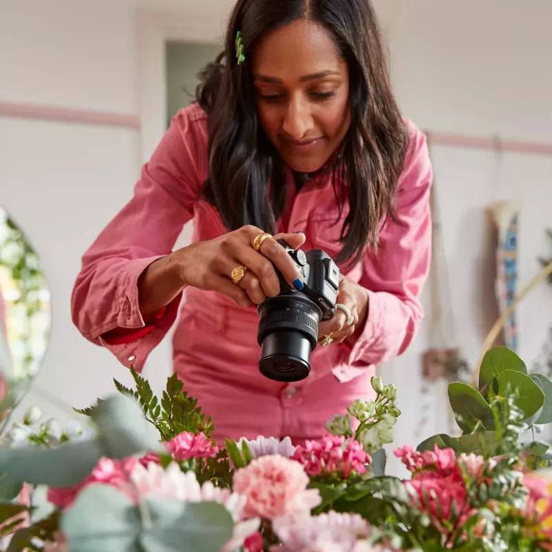 Canon EOS R50 bezspoguļu kameras komplekts ar RF-S 18-45mm un RF 75-300mm objektīviem