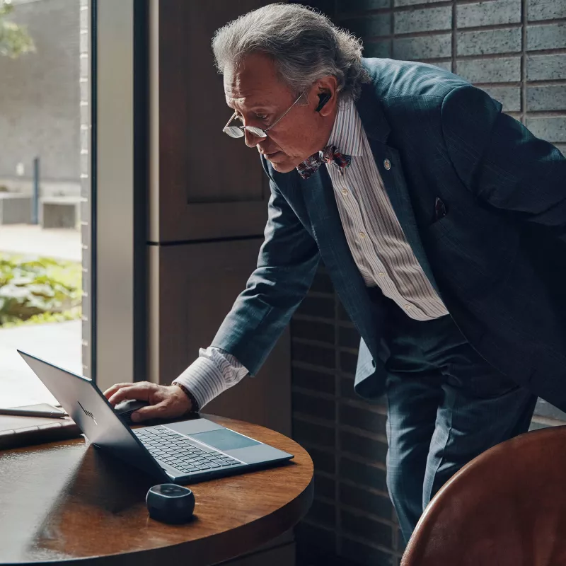 HP Poly Voyager Free 60+M UC Carbon Black Ausīs ievietojamas austiņas + BT700 USB-C Adapteris + Skārienekrāna uzlādes futrālis