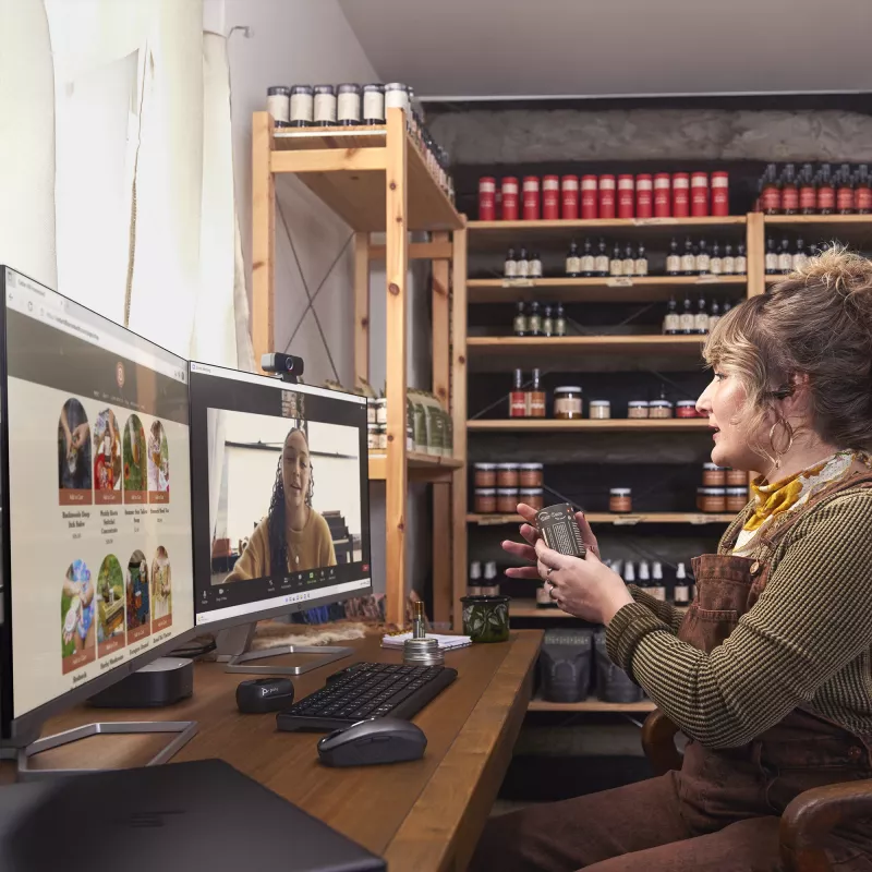HP Poly Voyager Free 60+ UC Carbon Black austiņas +BT700 USB-C adapteris + skārienekrāna uzlādes futrālis
