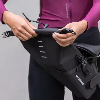 Rockbros 30130061001 3 L melna ūdensnecaurlaidīga velosipēda seglu soma