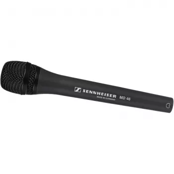Sennheiser MD 46 rokās turams dinamisks reportiera mikrofons, kardioīds