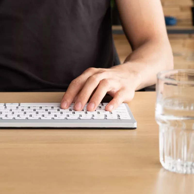 R-Go Tools ergonomiskā tastatūra R-Go Compact Break, kompakta tastatūra ar pārtraukuma programmatūru, QWERTZ (CH), Bluetooth, balta