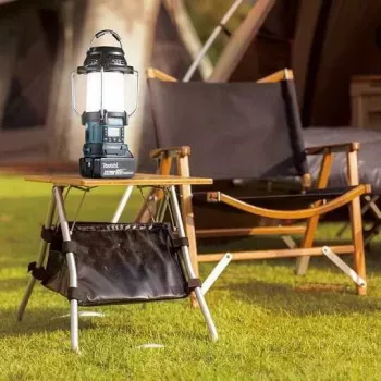 Pārnēsājams Bluetooth radio Makita DMR057 ar lampu un lukturīti