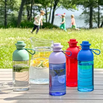Dzeramā pudele room copenhagen 0.5 L — gaiši zaļa/caurspīdīga, plastmasas atkārtoti lietojama pudele