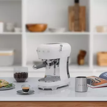 Espresso automāts Smeg 1,1 L ECF02WHEU