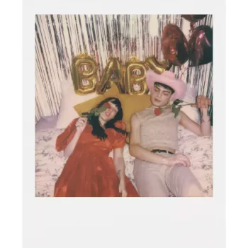 Momentkamera POLAROID Now Gen 3 Dzeltena — modelis 9158, analogā momentkamera ar iebūvētu zibspuldzi