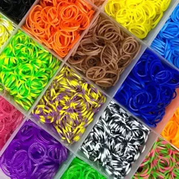 Kiddyz 4400gab. aproču veidošanas komplekts ar gumijām, āķiem, klipšiem un piekariņiem, organizētā uzglabāšanas kastē, daudzkrāsains